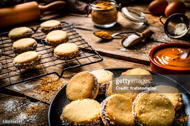 alfajores. traditionele argentijnse koekjes met dulce de leche - alfajor stockfoto's en -beelden