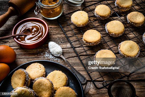 alfajores. biscotti tradizionali argentini con dulce de leche - alfajores foto e immagini stock