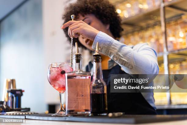 afro latin bartender cocktails - cocktail making fotografías e imágenes de stock