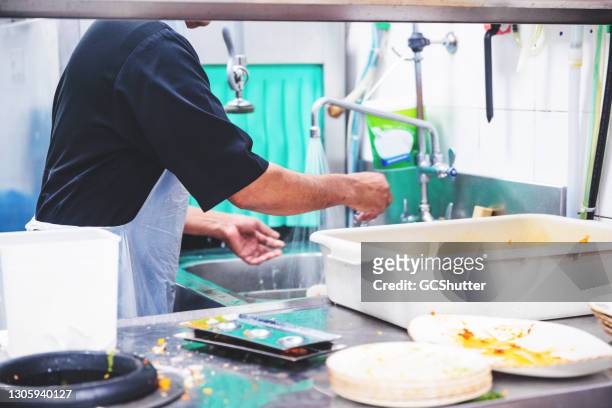 restaurant afwas personeel op het werk - food waste stockfoto's en -beelden
