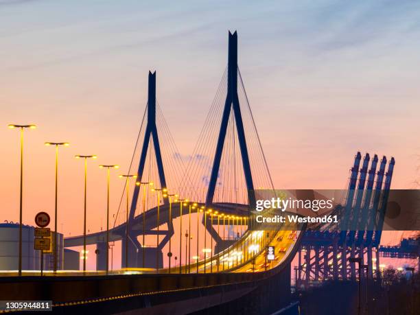 germany, hamburg, kohlbrand bridge at dusk - hamburger hafen stock-fotos und bilder