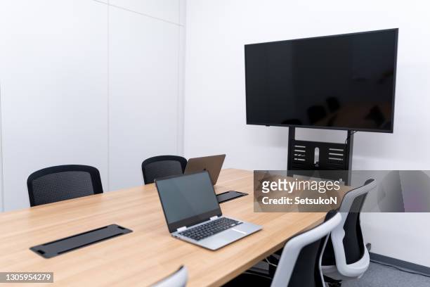 空のオフィス会議室 - テレビ　会議 ストックフォトと画像