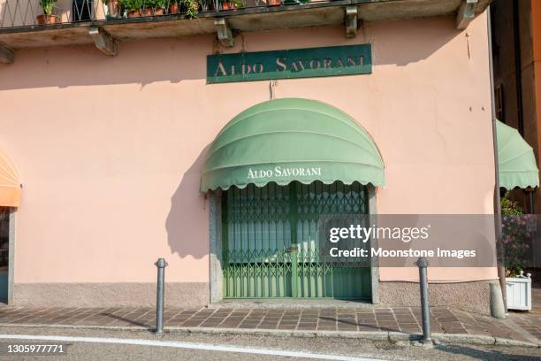 aldo savorani en menaggio, italia - awning window fotografías e imágenes de stock