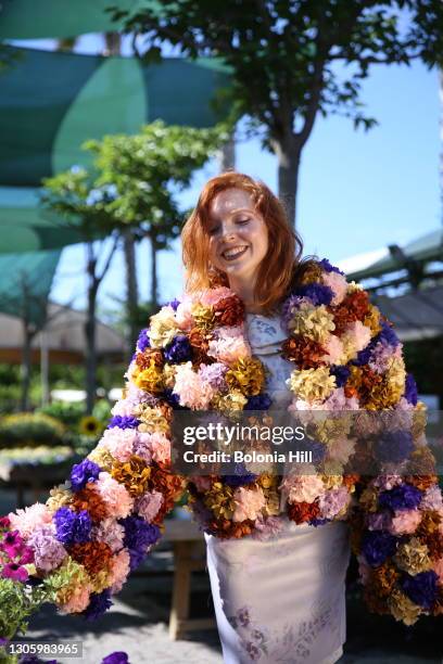 mujer joven pelirroja posando con abrigo de flores - abrigo rosa stock-fotos und bilder