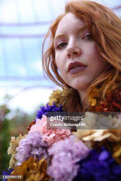 mujer joven pelirroja posando con collar de flores - mujer fashion bildbanksfoton och bilder