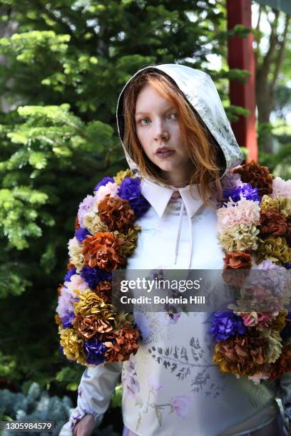 mujer joven pelirroja posando sobre árbol con chaqueta de flores - chaqueta verde foto e immagini stock