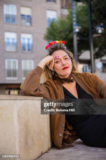 mujer joven rubia posa con chaqueta marrón vintage - chaqueta 個照片及圖片檔