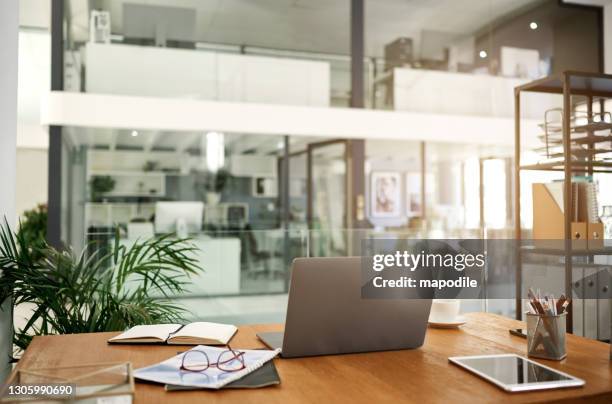 un espace de travail organisé conduit à plus de productivité - laptop business photos et images de collection