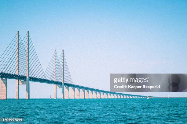 øresund bridge between denmark and sweden - öresundsregionen stock-fotos und bilder