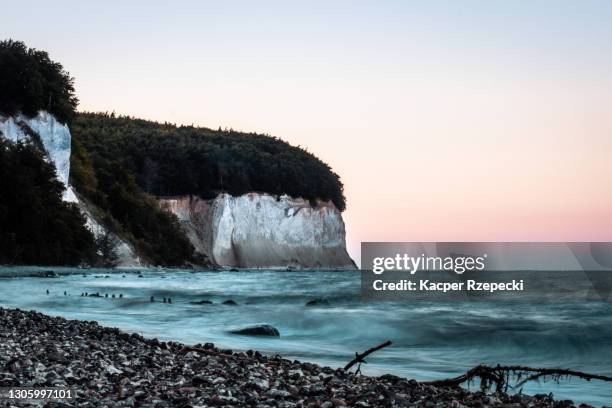 long exposure of the baltic sea and cliffs in rügen island - rügen island chalk cliffs stockfoto's en -beelden