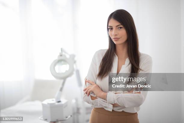porträt der geschäftsfrau in eigener ordination - ordination stock-fotos und bilder