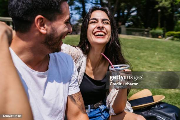 pareja bebiendo yerba mate en la fecha - yerba mate fotografías e imágenes de stock