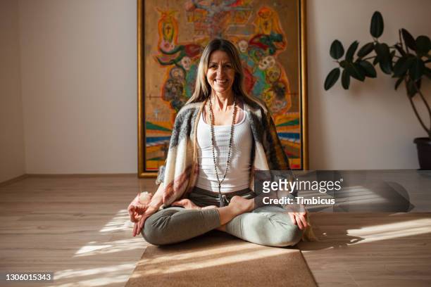 yoga brings happiness and peace of mind - yoga instructor stock pictures, royalty-free photos & images