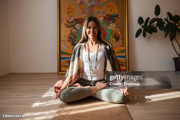 yoga brings happiness and peace of mind - professor de ioga imagens e fotografias de stock