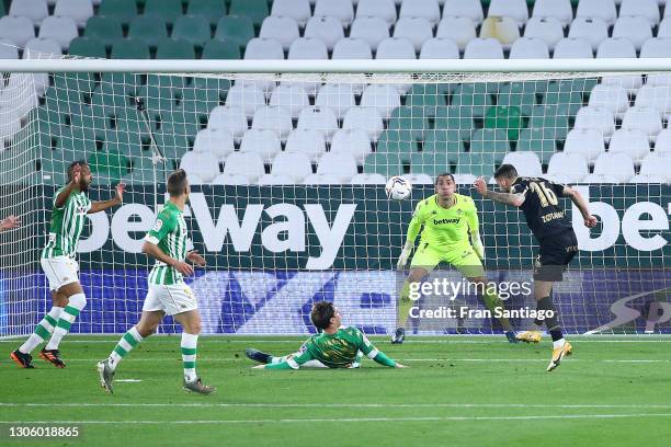 Edgar Mendez of Deportivo Alaves scores their side's second goal during the La Liga Santander match between Real Betis and Deportivo Alavés at...