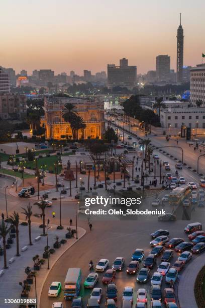 plaza tahrir en el cairo al atardecer - tahrir square cairo fotografías e imágenes de stock