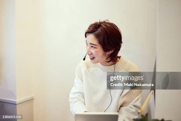 a woman wearing a headset and operating a tablet - portrait side face woman business japanese stock pictures, royalty-free photos & images