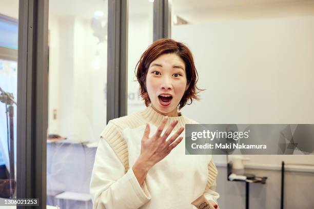 a woman who is surprised at the encounter. - expresiones de la cara fotografías e imágenes de stock