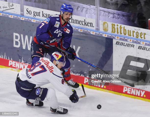 Sinan Akdag 8back) of Mannheim is challenged by Philip Gogulla of Muenchen during the Penny DEL match between Adler Mannheim and Red Bull Muenchen at...