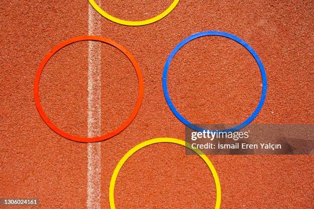 colorful sports circles at the stadium - círculo de willis - fotografias e filmes do acervo