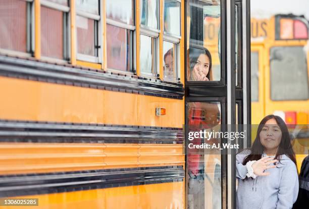 mädchen, die von der schule nach hause gehen - mini bus stock-fotos und bilder