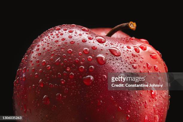 close up of fresh red apple - apfel freisteller stock-fotos und bilder