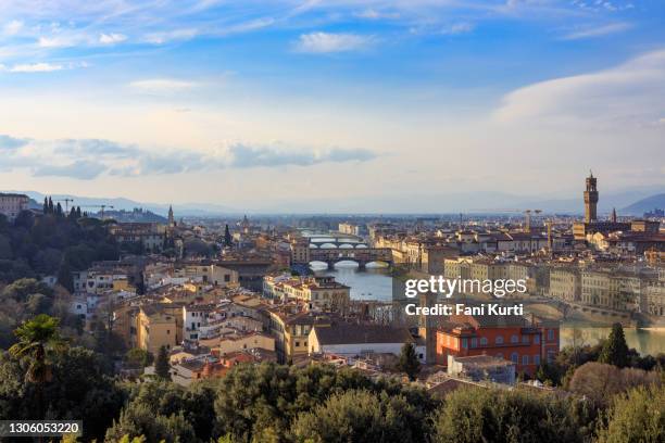 florence cityscape von piazzale michelangelo, italien - vecchio stock-fotos und bilder