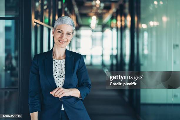 geschäftsfrau im büro - white hair stock-fotos und bilder