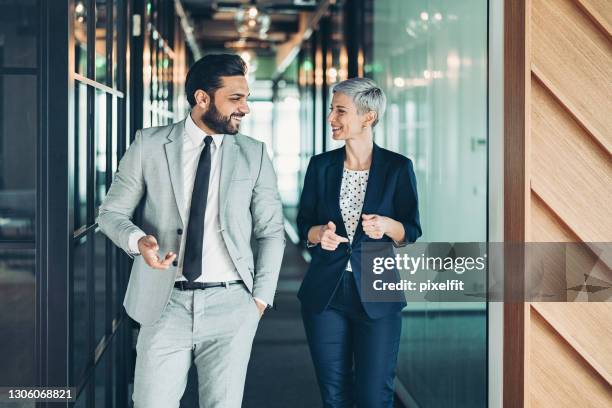 socios comerciales - relación de negocios fotografías e imágenes de stock