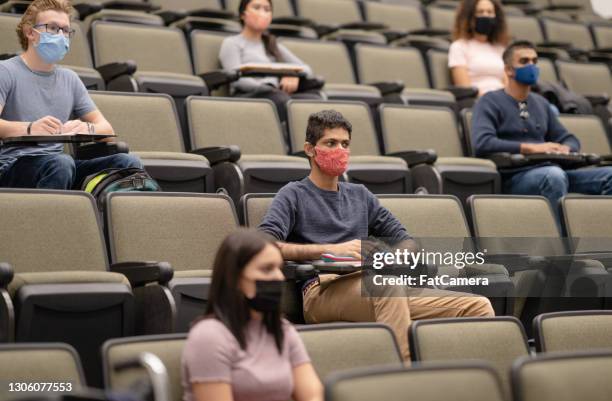 social distancing in de stockfoto van de collegezaal - social distancing classroom stockfoto's en -beelden