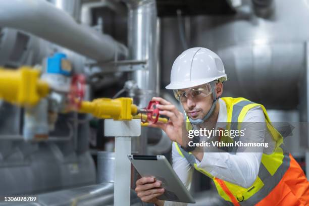 technician engineer working in industrial plant by checking valve pipe - gaza strips only power plant run out of fuel stockfoto's en -beelden