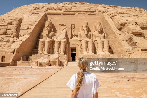 woman travels in egypt - templo antigo egipto imagens e fotografias de stock