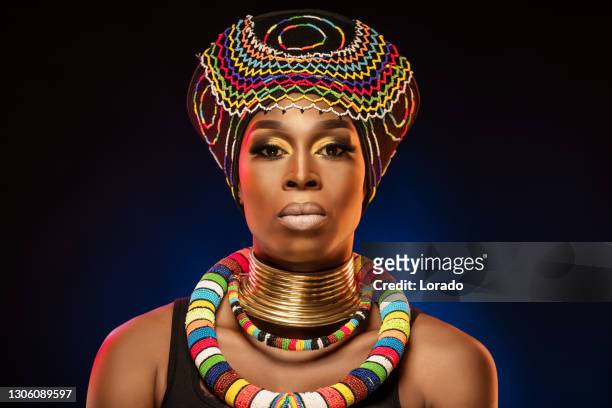 headshot-porträt einer schönen afrikanischen königin mit kopfschmuck - african queen stock-fotos und bilder