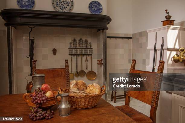 伝統的なオランダのキッチン - 17世紀のスタイル ストックフォトと画像