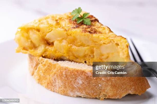 typical spanish pincho de tortilla de patatas - tortilla de patata fotografías e imágenes de stock