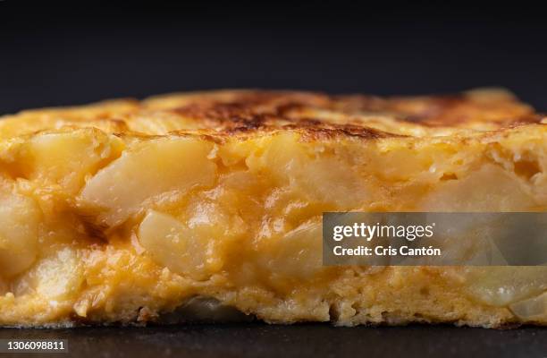 spanish potatoe omelet - tortilla de patata fotografías e imágenes de stock