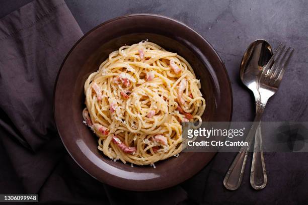 spaghetti carbonara - carbonara sauce stock pictures, royalty-free photos & images