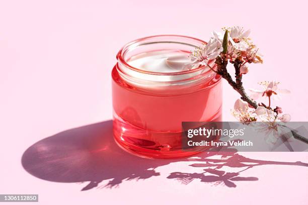 beauty product cream in pink color bottle and spring flowers on pastel pink background. - white rose flower spa photos et images de collection