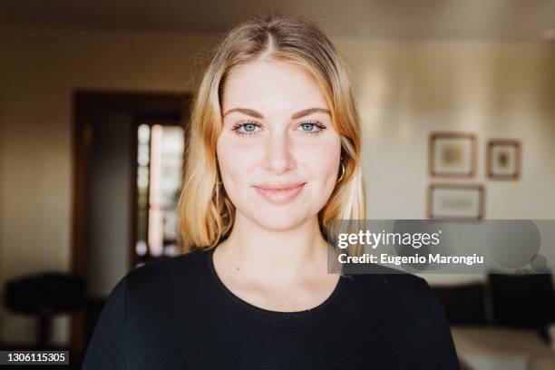 head and shoulders portrait of young woman at home - voluptuous black women stockfoto's en -beelden