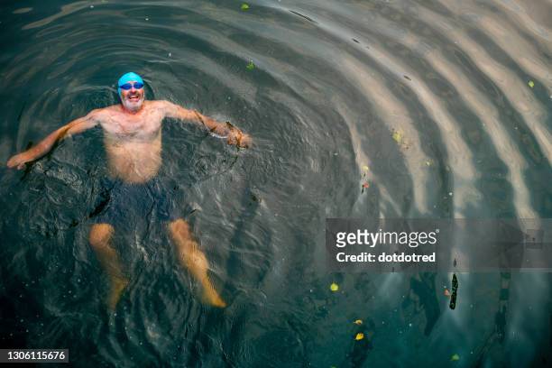 man wild swimming in river, overhead view, river wey, surrey, uk - backstroke fotografías e imágenes de stock