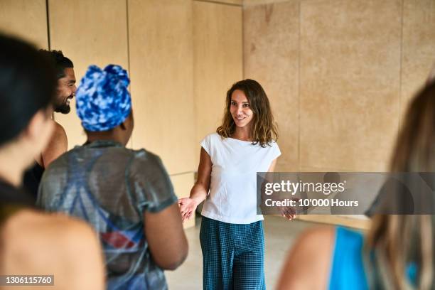 yoga instructor discussing with class - yoga instructor stock pictures, royalty-free photos & images