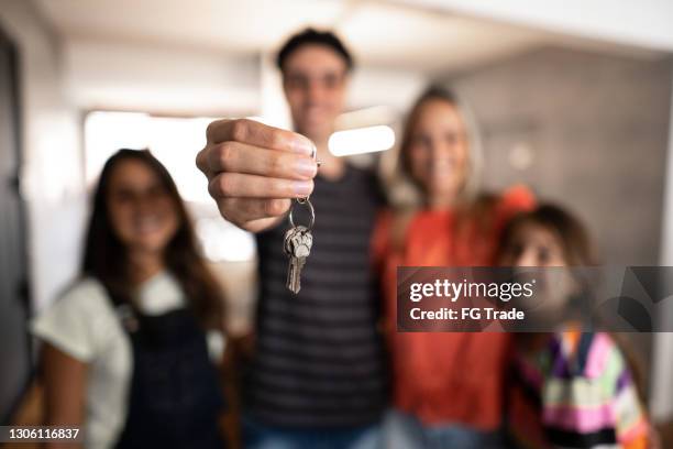 portret van een familie die de sleutel van een nieuw huis houdt - computertoets stockfoto's en -beelden