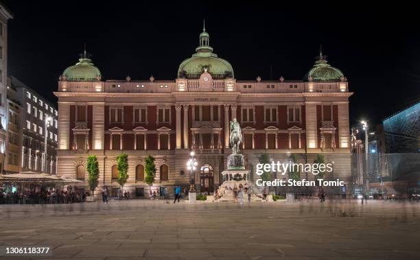 museo nacional y plaza de la república en el centro histórico de belgrado por la noche - belgrado fotografías e imágenes de stock
