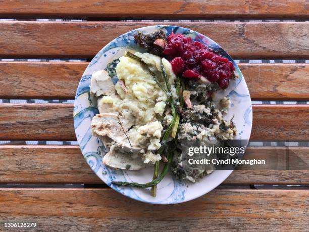 plate of thanksgiving dinner - cranberry sauce 個照片及圖片檔