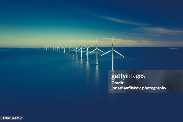 turbine eoliche nell'oceano - energia eolica foto e immagini stock