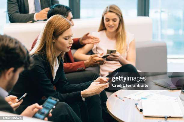 bedrijfs team dat smartphone tijdens seminaronderbreking met behulp van - college application stockfoto's en -beelden