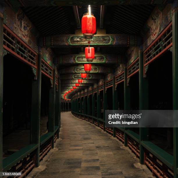 langer korridor des sommerpalastes, peking, china - lantern water stock-fotos und bilder