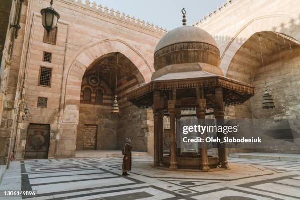 portrait of woman walking in the old town market in cairo - cidadela do cairo imagens e fotografias de stock