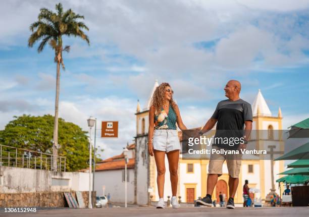 moget par som går i olinda pernambuco - se cathedral bildbanksfoton och bilder