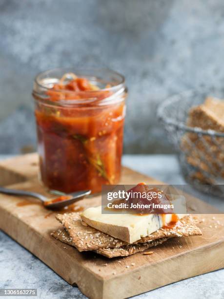 chutney on blue cheese - chutney stock-fotos und bilder